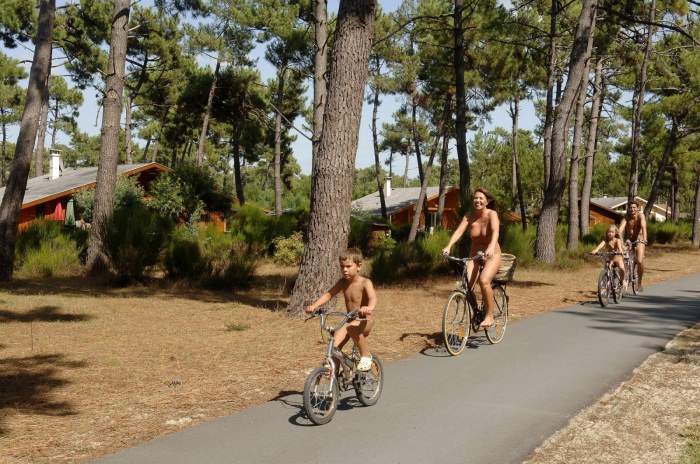 Naturists camp video France Euronat [NudistWorld]