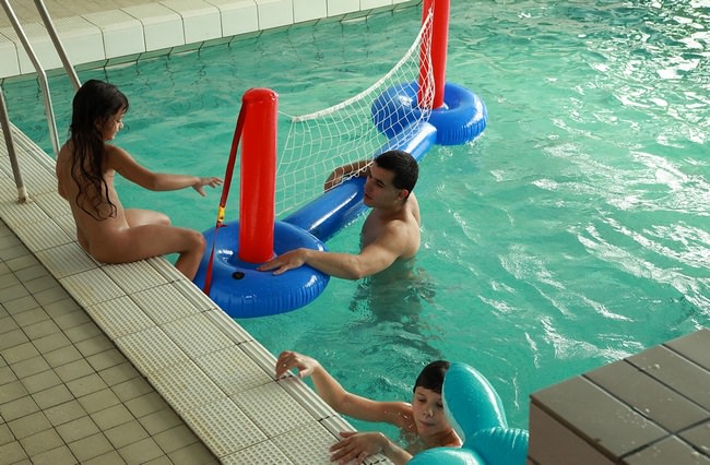 Men and women nudists in the pool [NudistWorld]