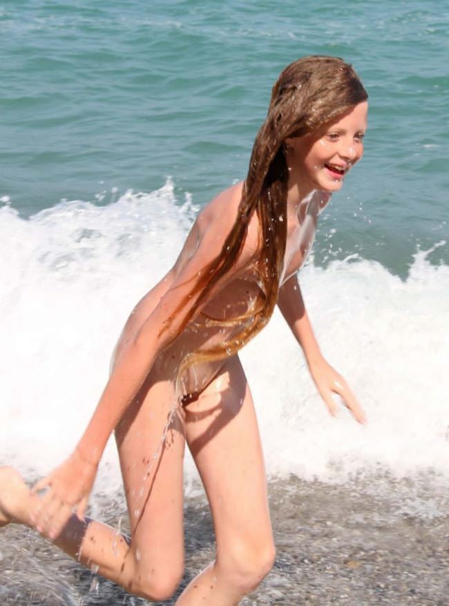 Beautiful photos of nudity on the beach and young nudists [NudistWorld]